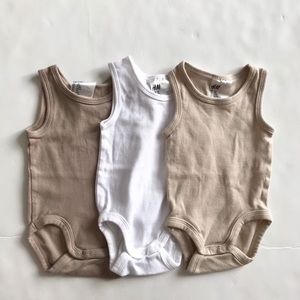 H&M tan/white 3pc tank diaper shirts EUC 2-4 months